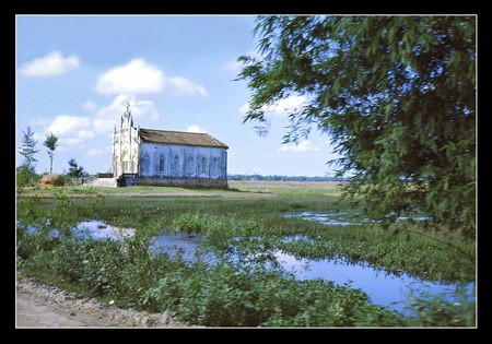 Chú thích của Steve Brown trên Flickr cá nhân của mình về bức ảnh: Đây là một nhà thờ nhỏ ở vùng nông thôn, cách căn cứ quân sự Phú Bài vài dặm về phía Nam. Tôi phục vụ tại Phú Bài trong khoảng 6 tháng.